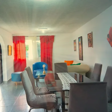 Сasa de vacaciones Lovely And Close To Airport, Sea, And Old Town *